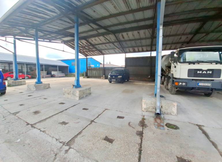 Garages on Lieskovská Road in Zvolen with concrete surfaces and parked vehicles.