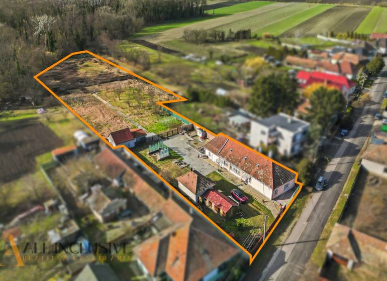 Plots for residential use in Vrakúňa, with a large yard and family houses in the background.