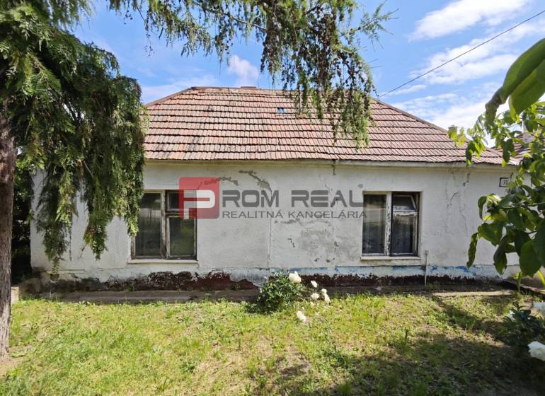 Family house in Dolné Orešany with a garden and greenery, older roof, needs renovation.