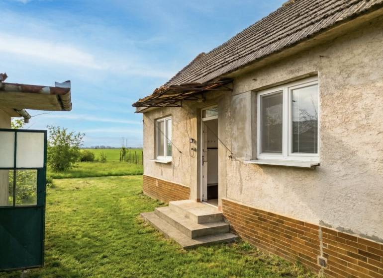 The garden of a family house in Siladice with direct access to the open countryside.