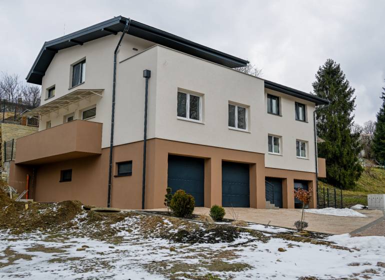 A family house insulated with a double garage in the snowy landscape of Stará Ľubovňa.