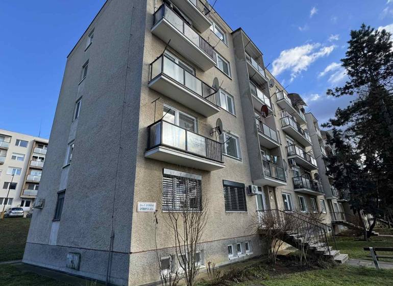 Fourth-floor apartment building with entrance and balconies Šahy, a gyurkyho.