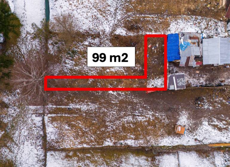 Aerial view of a snow-covered plot in Záhrady in Nálepkovo, marked with a red line.