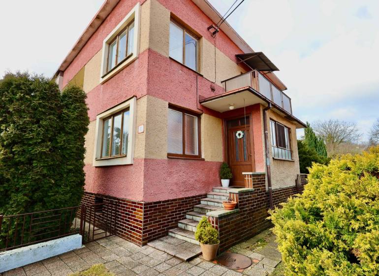 A family house on Kalinčiakova Street in Michalovce with a staircase and a garden.