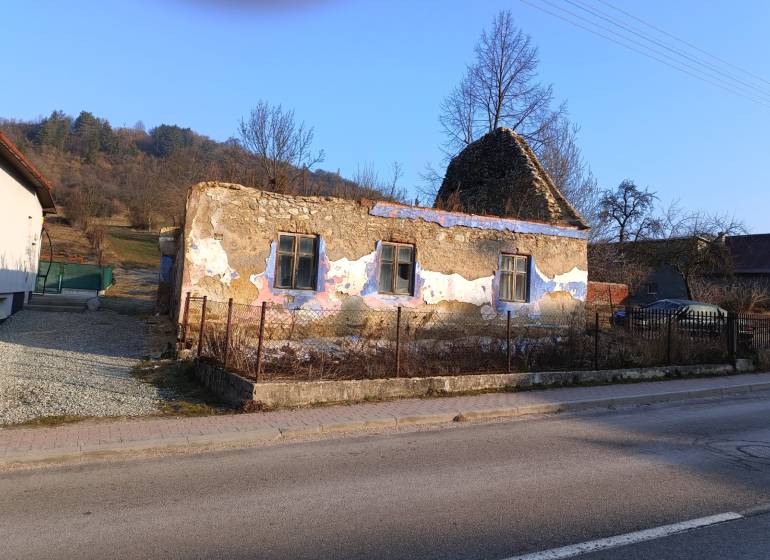 Abandoned building on a plot in Sklabina, suitable for living.