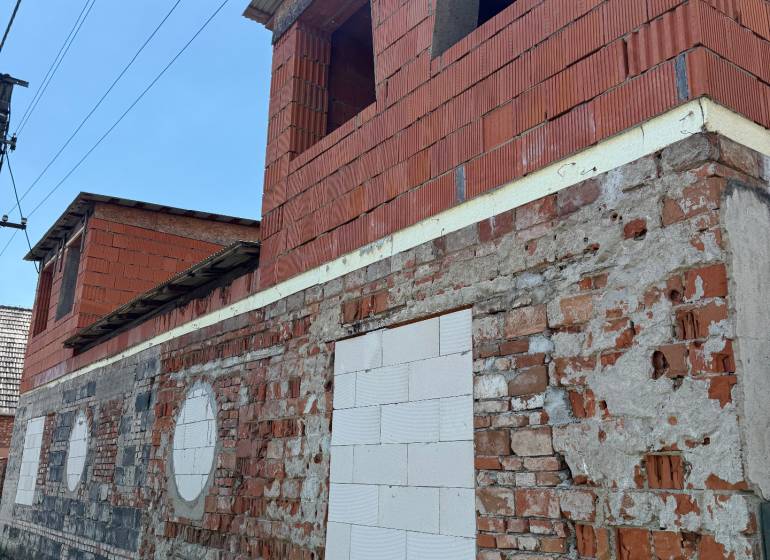 Kuzmanyho ul. Levice RD - stavbený pozemok  (1).jpg