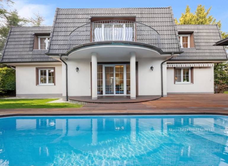 A family house in Ivanka pri Dunaji with a swimming pool and a terrace with a wooden decor.
