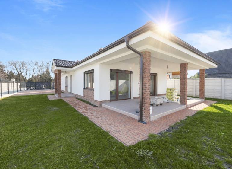 A family house in Vojka nad Dunajom with a landscaped garden and a covered terrace.
