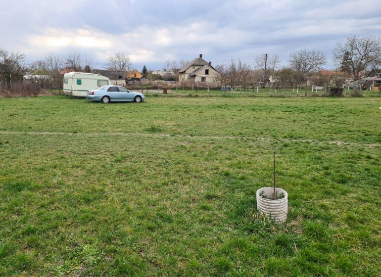 Spacious grassy plots - living in Veľké Kosihy with a caravan and a car.