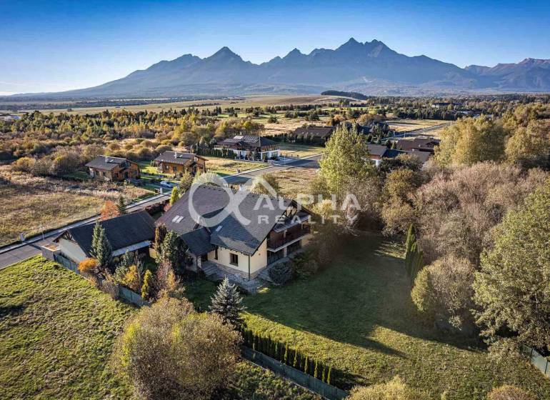 A family house in Veľká Lomnica surrounded by nature, with the Tatra Mountains in the background.