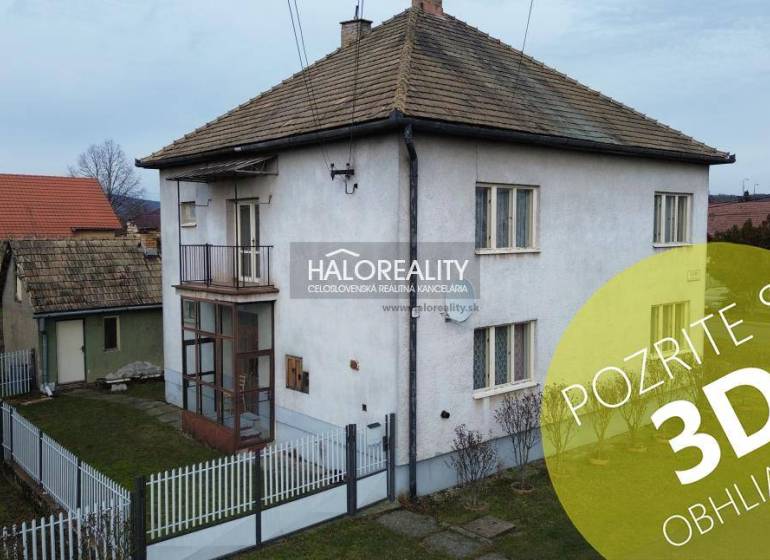 A family house in Tomášovce with a large garden and a balcony, surrounded by a fence.