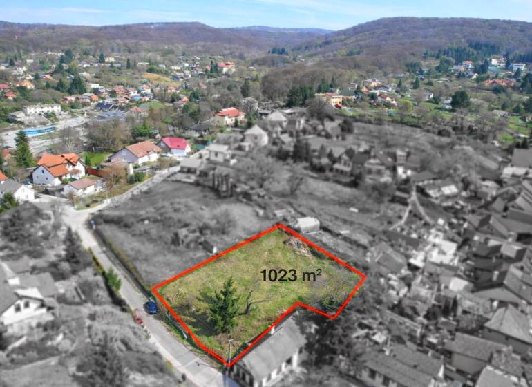 A residential plot with an area of 1023 m² on Budovateľská Street in Marianka.