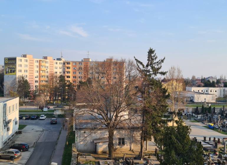 A view of residential buildings on A. Kubinu Street in Trnava, near a 3-room apartment.