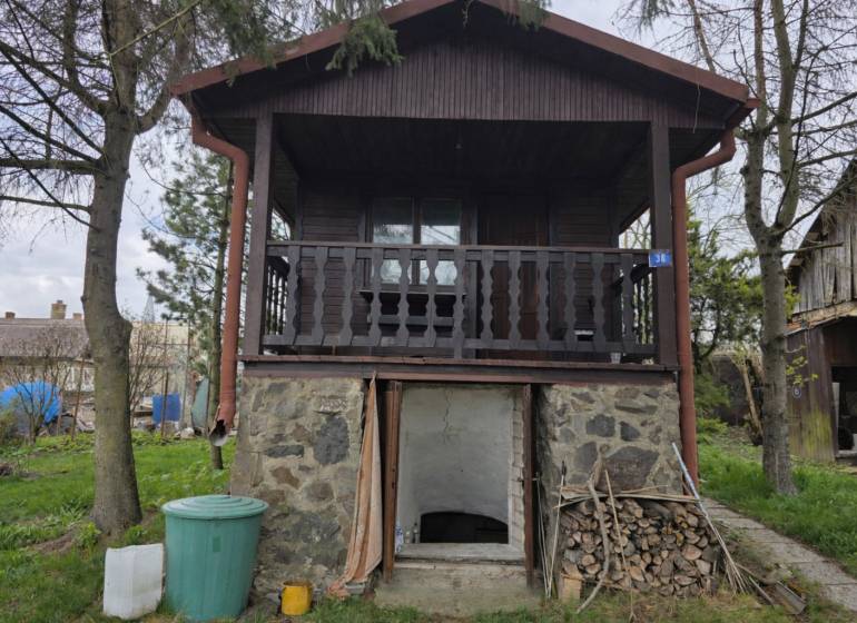 A wooden cottage in Bohdanovce with a basement and garden surroundings.
