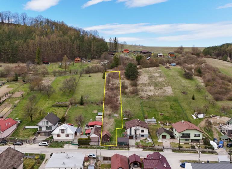 A residential plot in the village of Lietava next to Majer Street, surrounded by nature and neighboring houses.