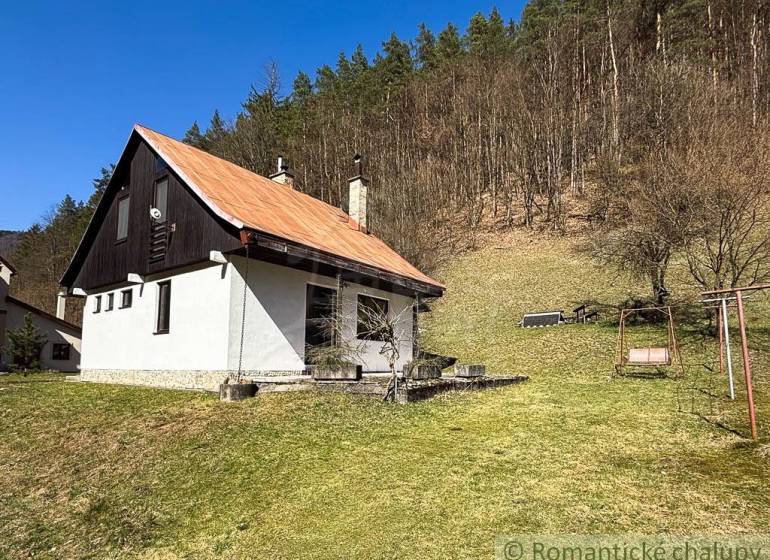 A cottage in Moštenica near the forest surrounded by greenery with a swing in the garden.