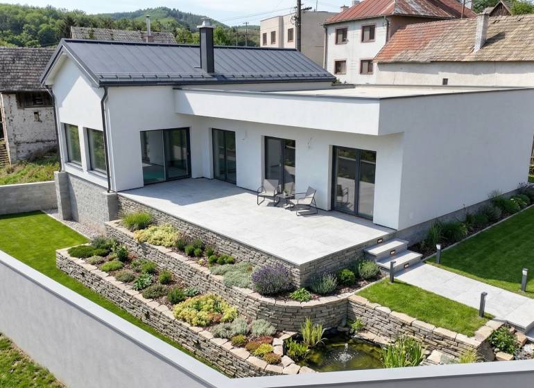 A family house on Lukavická Street in Lukavica with a garden and a terrace with a view.