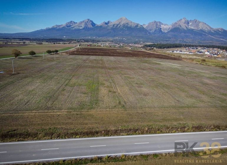 Plots - housing in Mlynica with a distant view of the mountains and an adjacent road.