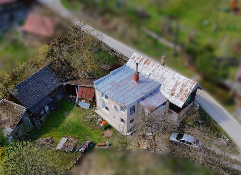 A family house in Petrovice with a yard and annexes by the road.