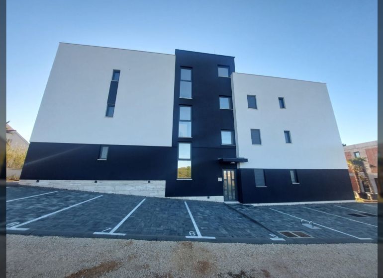 A recreational apartment in Privlaka offers a modern facade and spacious parking on Privlaka Street.