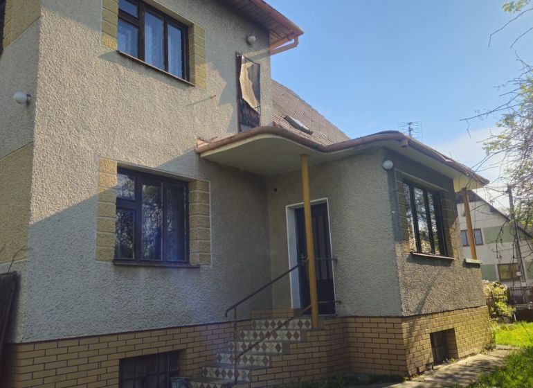 A family house on Novonosická Street in Horné Kočkovce with windows and a roof.