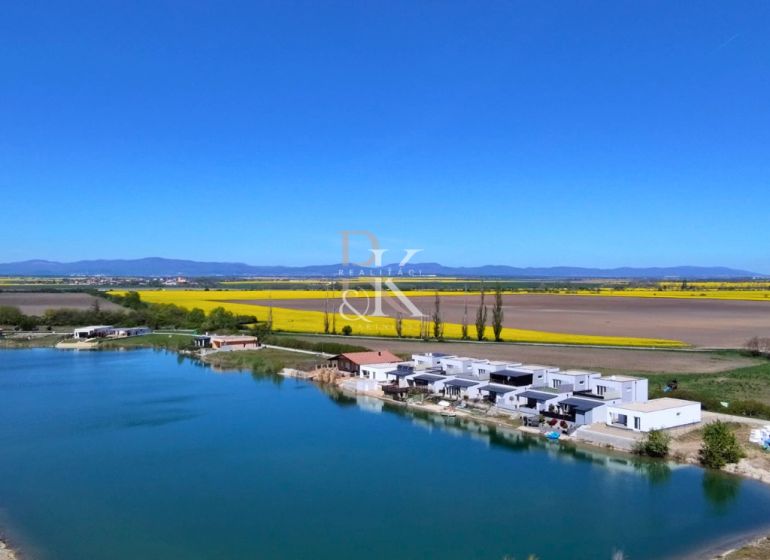 Family houses by the lake in Boldog, surrounded by a wide natural scenery.