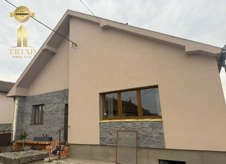 A family house in the town of Hul with stone cladding and windows with a wooden decor.