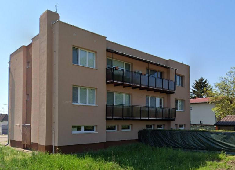 An apartment building with three floors in Komoča offers 3-room apartments.