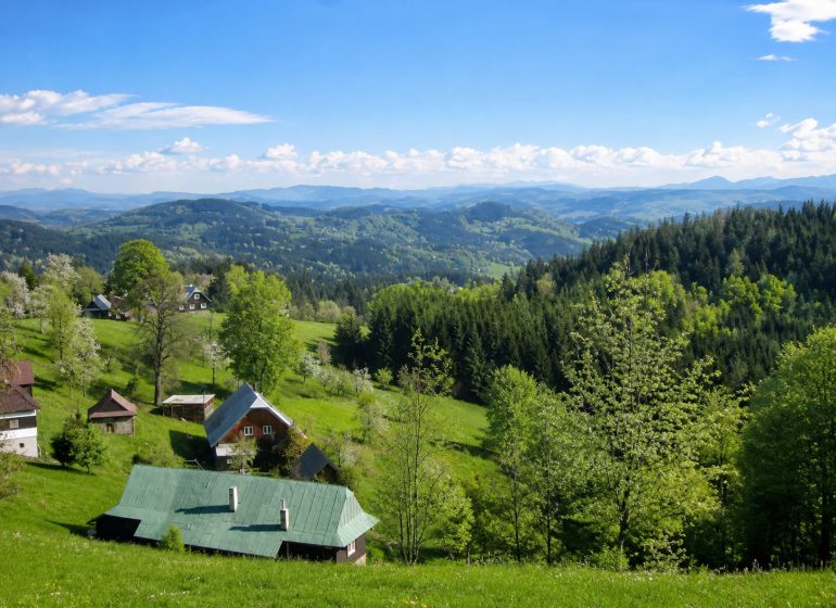 A view of family houses in the village of Korňa surrounded by picturesque nature and mountains.