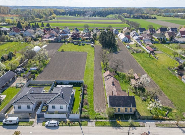 Aerial view of properties – housing in Dunakiliti with surrounding buildings and fields.