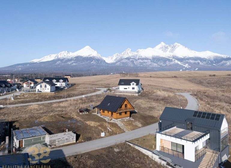 Family houses in Stará Lesná with panoramic views of the snow-capped peaks of the High Tatras.
