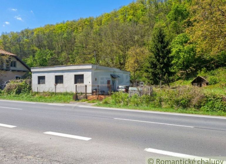 A family house in Šiatorská Bukovinka by the road, surrounded by greenery and forest.