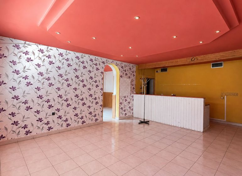 Floral wallpaper, red ceiling, tiles, reception in commercial spaces without people.