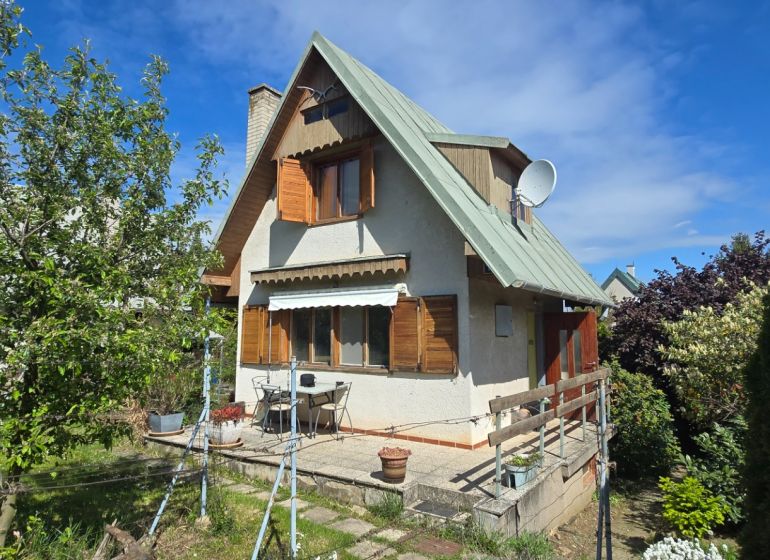 A cottage in Nové Vinohrady in Suchá nad Parnou surrounded by greenery and trees.