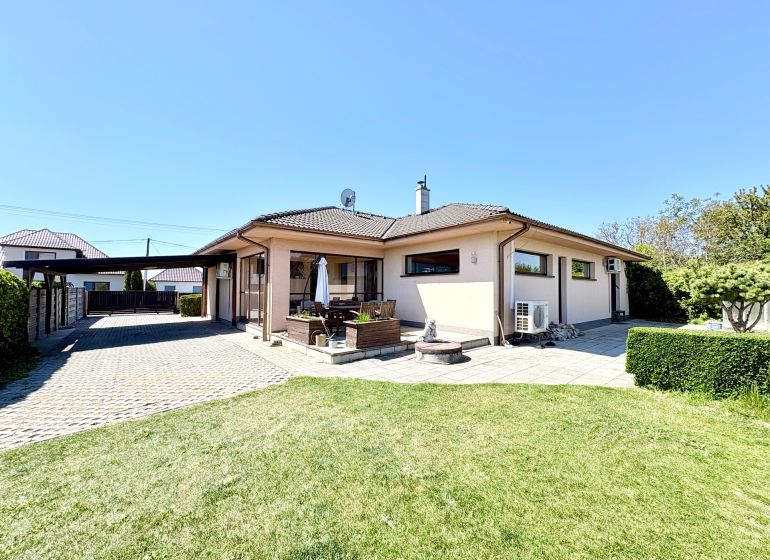 Family house on Močenská Street in Cabaj-Čápor with a terrace and a well-maintained garden.