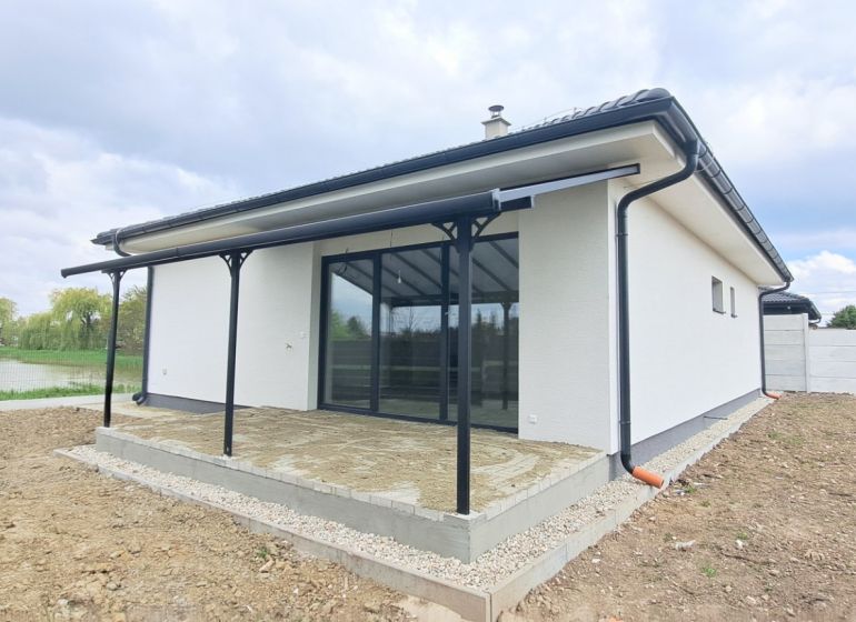 A family house in Selice with a terrace and a peaceful garden by the river.