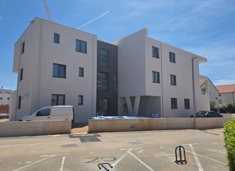 Newly built 3-room apartment in the city of Srima, white facade, parking spaces.