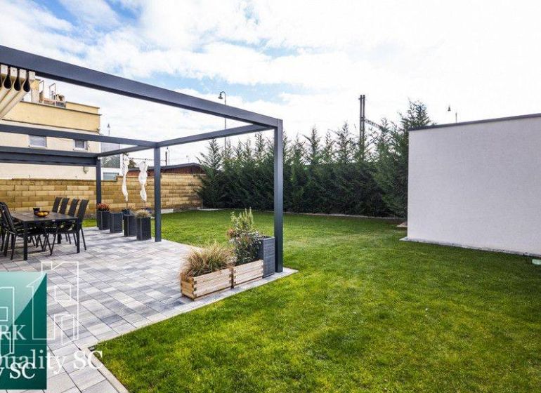 The garden of a family house at Sunny Lakes South in Senec with a terrace and lawn.