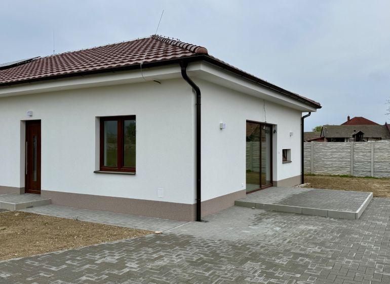 A family house on Hlavná Street in Vlčany with a wooden decor floor and a terrace.