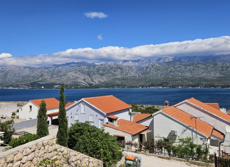 Family houses in Vinjerac with sea views and mountain panoramas.