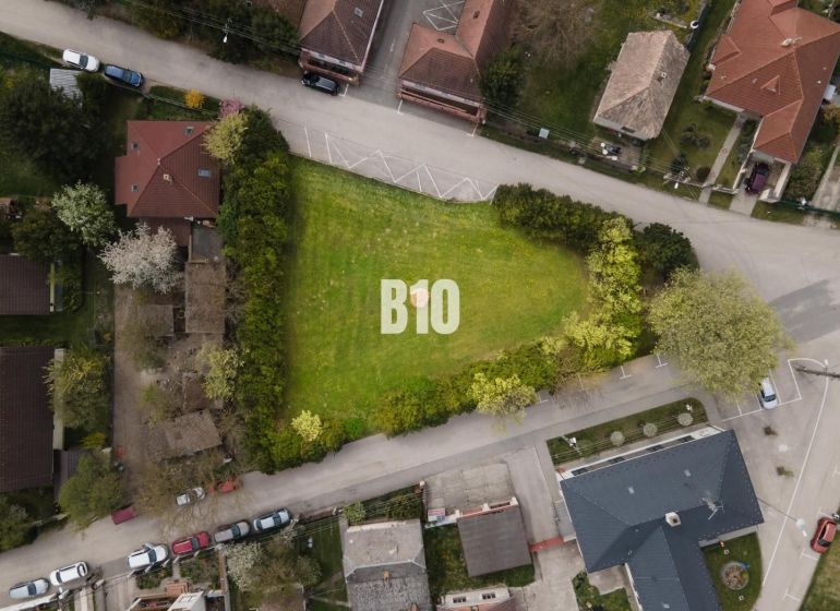 Aerial view of a residential plot in Kráľovičove Kračany surrounded by greenery and houses.
