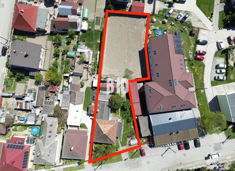 Aerial view of plots and family houses in Kalinkovo, marked with a red line.
