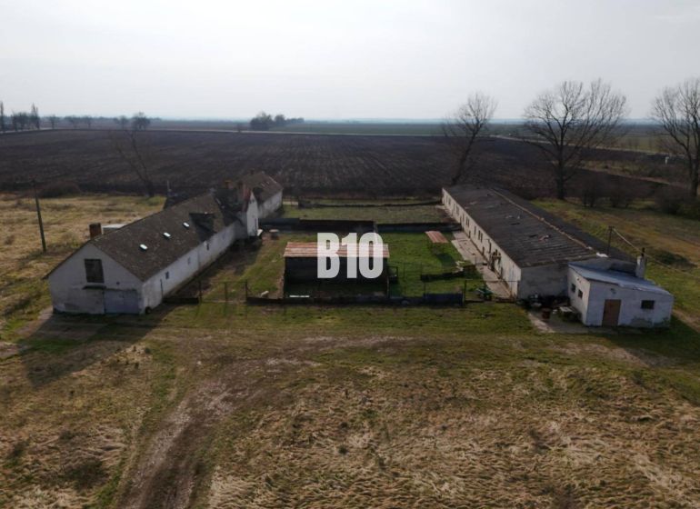 Manufacturing premises in Ture with older buildings, in the middle of agricultural landscape.
