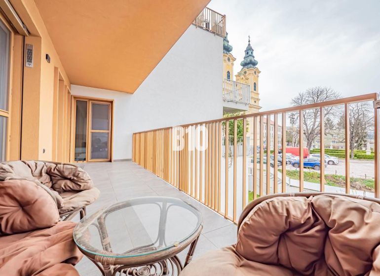 The balcony of the 3-room apartment in Nitra offers a view of the city center.