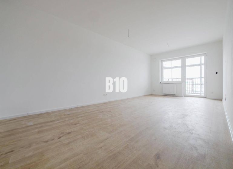 A spacious and bright 2-room apartment with parquet flooring and a balcony.