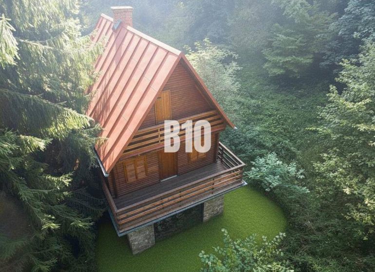 A wooden cottage in Kunerad in the middle of the woods with a red roof and a balcony.