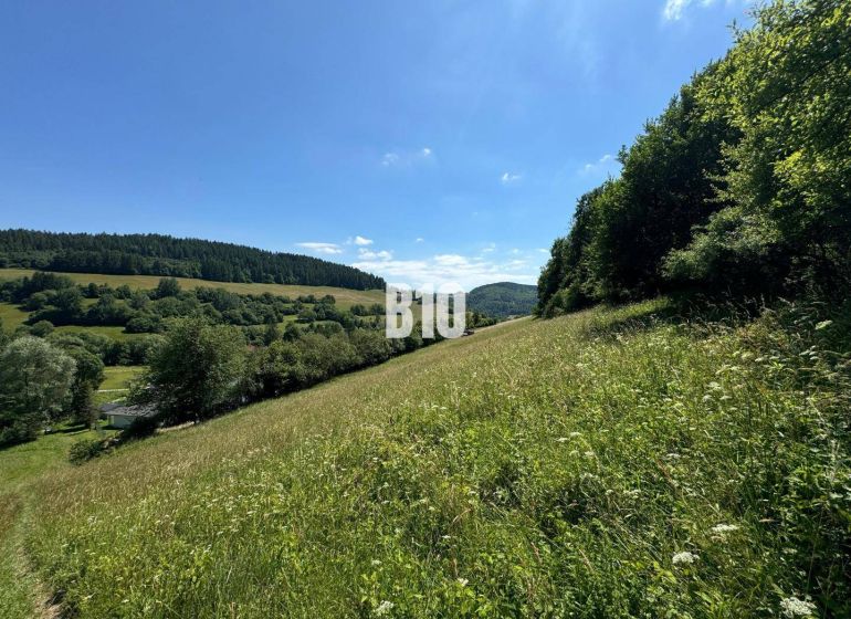 Hilly landscape with a meadow in Dolný Vadičov, ideal for residential plots.