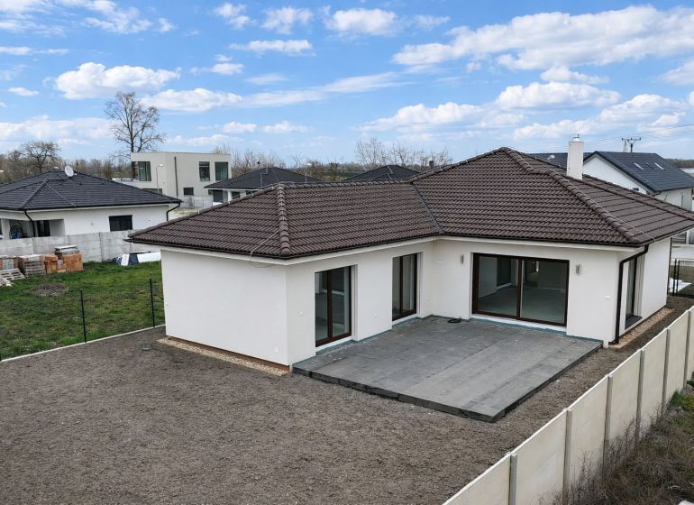 Predaj 4izbovej modernej novostaby RD s tep. čerpadlom garážou a veľkým pozemkom v Dunajskej Strede