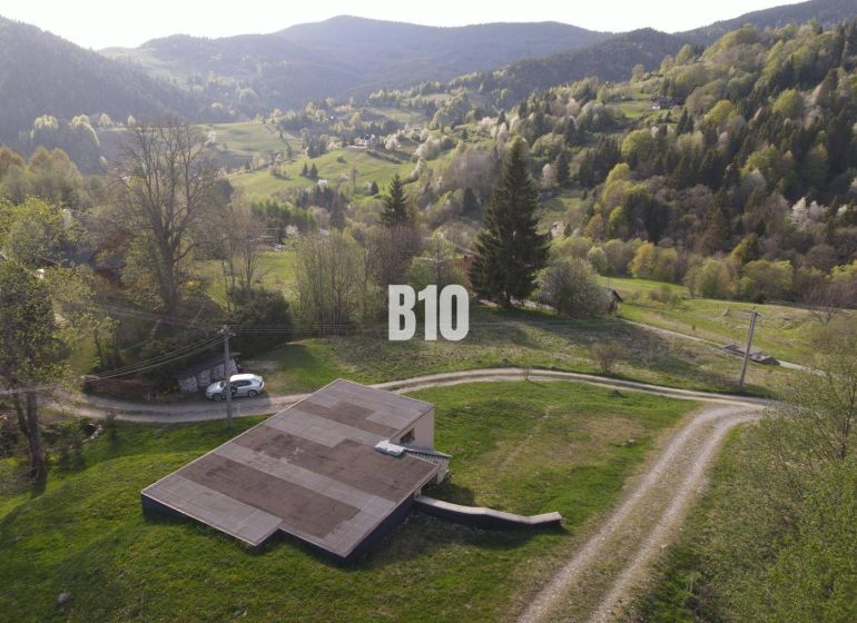 A cottage in Zázrivá surrounded by picturesque nature and mountain panorama.
