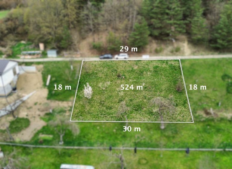 A residential plot in Rokytov with an area of 524 m², surrounded by greenery.
